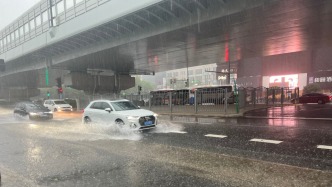 马上评丨安全第一，暴雨天不必担心迟到