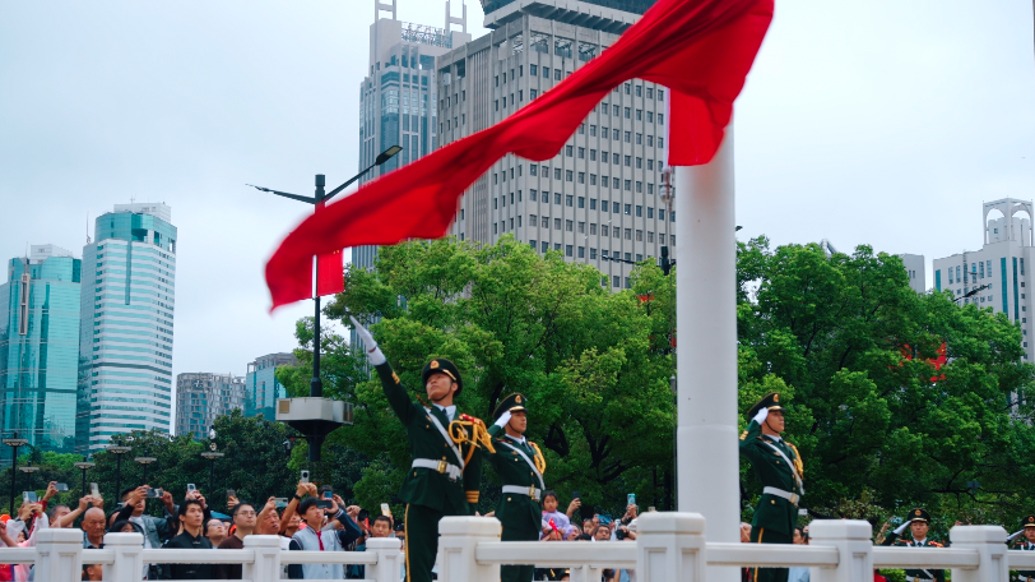 祝福祖国！上海武警在人民广场举行升旗仪式