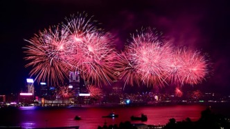 特写：烟花盛宴闪耀香港祝福祖国