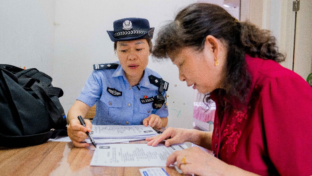 做居民的“体己人”，看上海社区民警为何成“知心大姐”