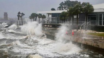 連線颶風“米爾頓”登陸中心的華人：備好補給暫不撤離，災害天氣越來越多