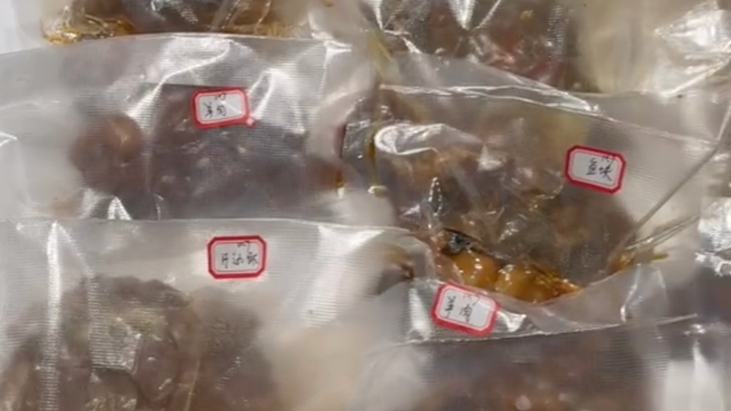 老爸老妈牌“预制菜”！女子在上海工作收到父母邮寄的百余包家乡菜