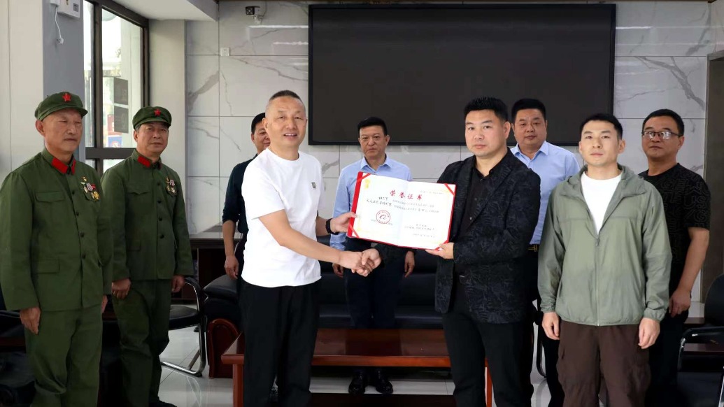 全数捐出！一己之力抵挡一场事故，“白车侠”这样用万元奖金