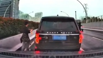 驚險！上海高架上一SUV突然停車，一男一女竟在車流中換座