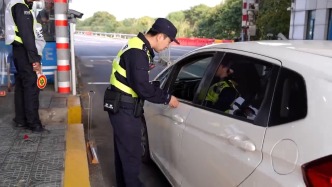 进博直击｜上海浦东警方严阵以待，筑牢道口安检铜墙铁壁