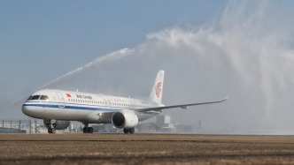 C919國(guó)產(chǎn)大飛機(jī)身披五星紅旗首次亮相澳門