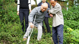 记者节｜“拐杖记者”谭里和