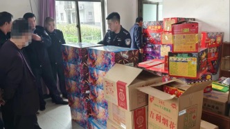 男子见到警车就开车逃跑，竟是因为囤了70多箱烟花爆竹