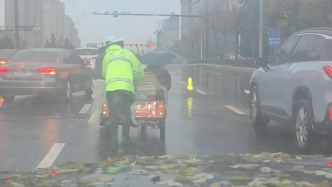 天很冷心很暖！三輪車馬路拋錨，民警雨中徒手推車