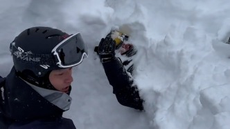 男子滑野雪被埋雪中，幸好被陌生教練發現