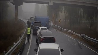 高速路遇車輛側(cè)翻，車隊司機果斷出手相助