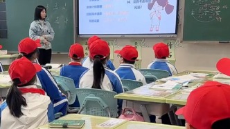 患腦瘤的孩子重返校園，發現同學們都成了“小紅帽”