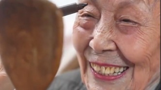 82歲女兒：我的福氣！歲月不敗美人，百歲奶奶的精致日常