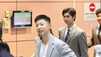 乒乓球運動員馬龍隨大陸高校師生訪問團抵臺，受到熱烈歡迎