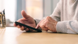 90岁奶奶看演唱会冲上热搜，经济日报：读懂银发群体新需求