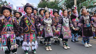 冬游贵州｜侗族新年黎平七千人大巡游，德国小伙说贵州就是家
