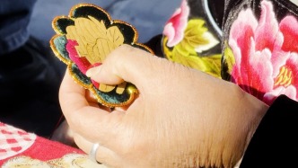 冬游贵州｜指上生花、苗韵千年，在西江苗寨看到穿在身上的“史书”