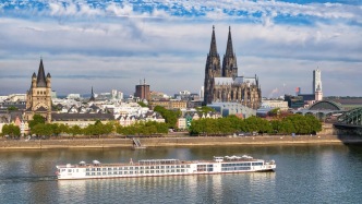 登船仍以銀發(fā)族為主力，但更多年輕人參與了傳播與決策