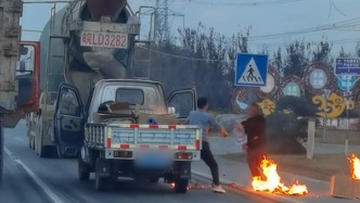 大貨車瘋狂按喇叭叫停著火小貨車，司機抄起飲水桶沖上去撲救