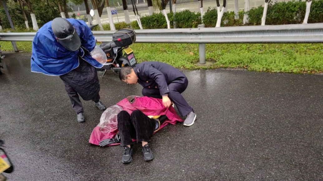 上班途中遇事故大哥果断停车，接下来一系列操作太赞了！