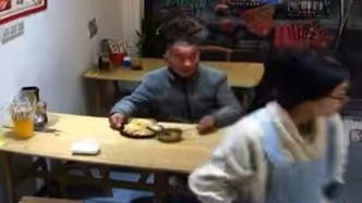 男子踌躇进店请求给碗热水泡饭，杭州老板娘暖心送上蛋炒饭