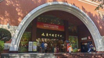 我去广州新华书店走了一圈，发现这里正被AI教育硬件包围