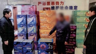 浦東警方收繳非法煙花爆竹千余箱，農(nóng)宅、煙糖店成存儲(chǔ)交易點(diǎn)