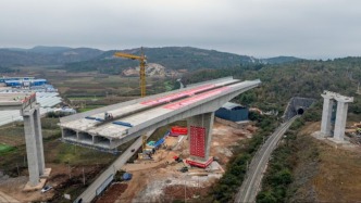 国内单体最长、最重的跨铁路悬浇T构立交桥成功转体，跨越盘西铁路