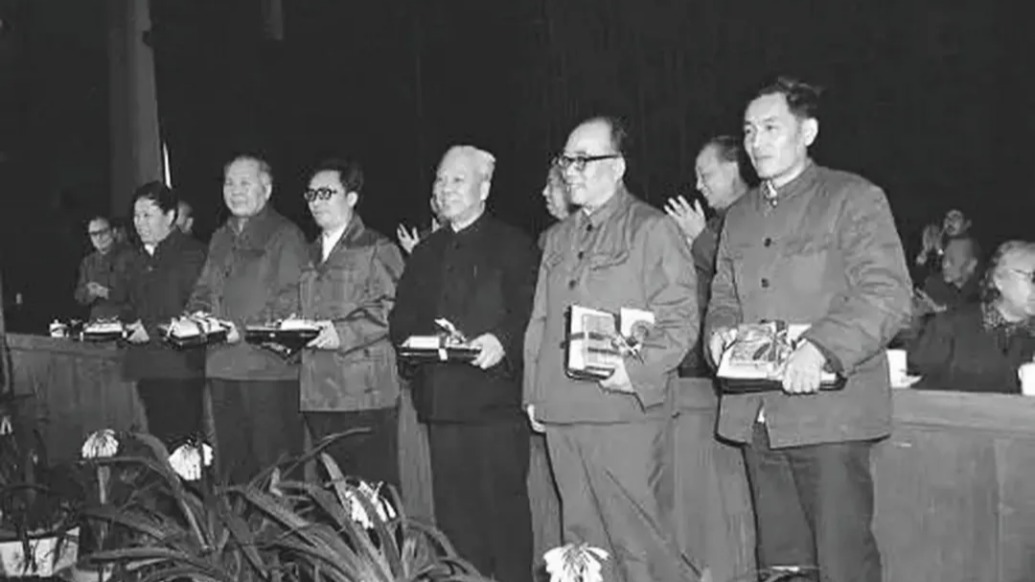 历史上的今天｜1982年12月15日，首届茅盾文学奖授奖仪式举行