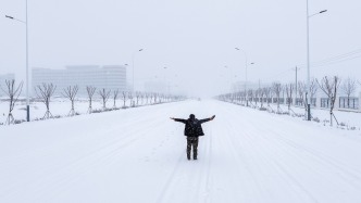 新疆的冬日童话：一个南方人冒着大雪航拍的博乐雪景，真的绝了