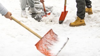 扫雪不够不能评奖学金？当代大学生究竟该怎么“管”