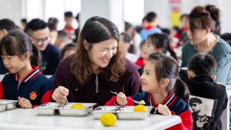 人民日?qǐng)?bào)：著眼民之所盼辦好教育實(shí)事