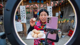 河南安陽：農家女門口推銷農產品