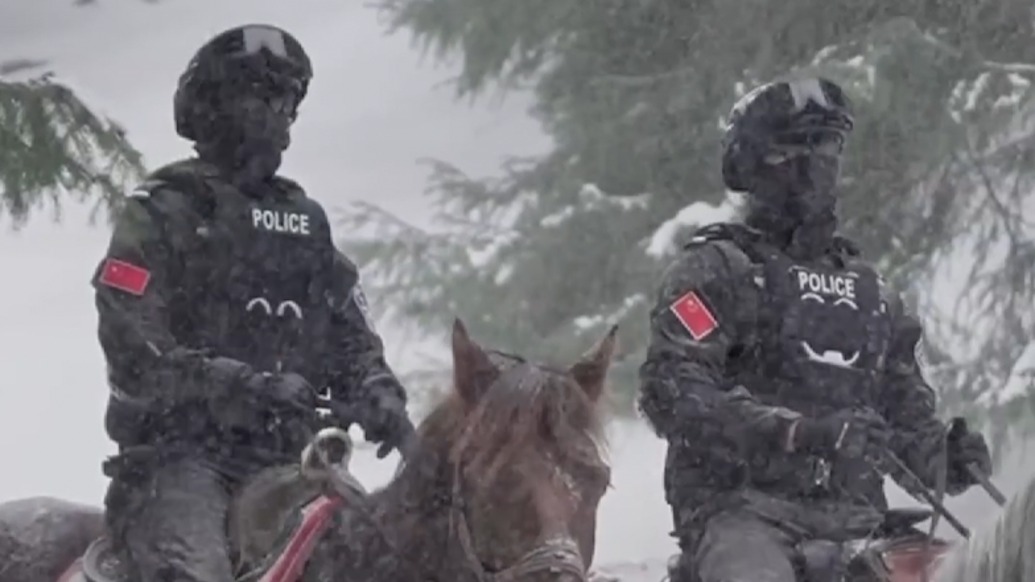 好看爱看多发！乌鲁木齐骑警雪中巡逻太飒了