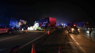 馬來西亞一滿載乘客的旅游巴士在高速路上發生車禍，致7死33傷