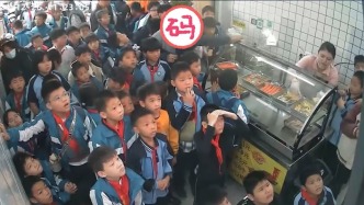 小学生放学组团看电视的鞋店改小吃店，开业第一天被挤满