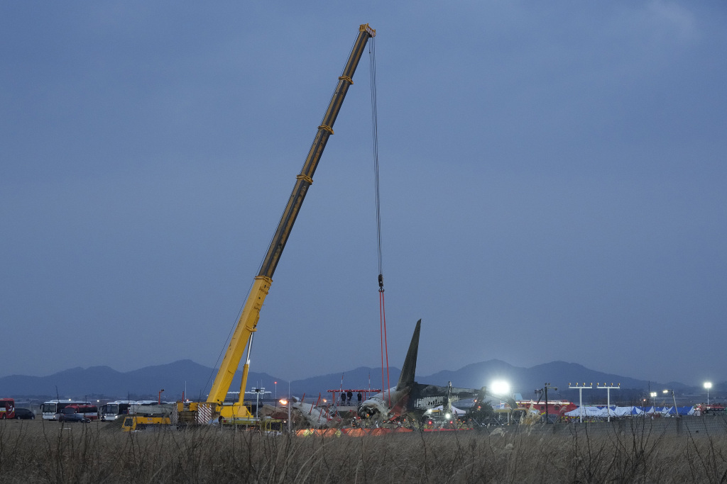 韩国客机失事事故现场搜救工作暂停，鸟击问题引发高度关注