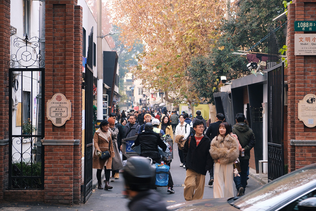 魔都有点“热”｜百年烟火愚园路，温情百态小店主