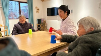 年終特輯·當你老了｜三個“90后”護理員，遇上“90后”老人