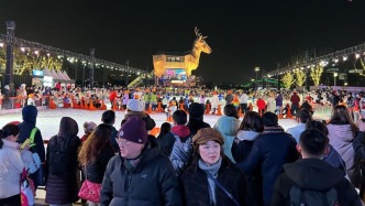 你好2025｜跨年夜上海熱鬧喜慶，人們享受冰雪浪漫，也“買買買”