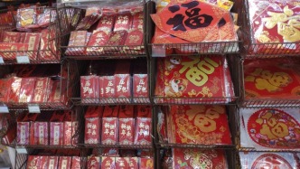 重慶：新年臨近年味濃，新春“蛇”元素飾品暢銷