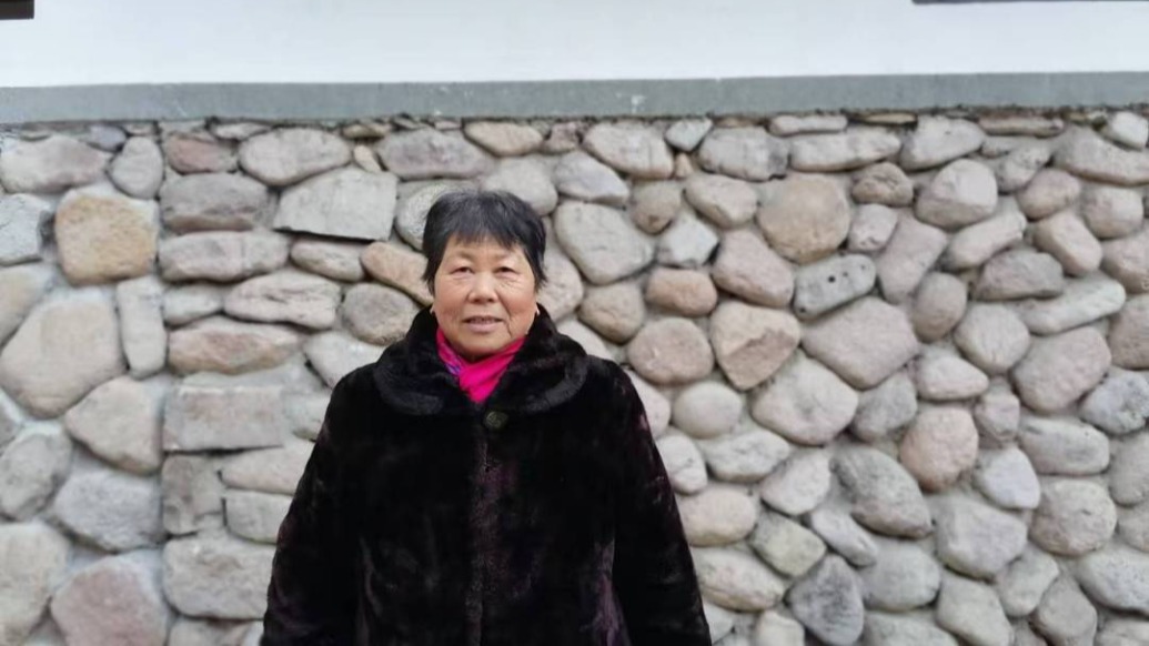 “遠親不如近鄰”,68歲老太三進火場背出87歲失明阿婆