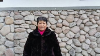 “远亲不如近邻”，68岁老太三进火场背出87岁失明阿婆