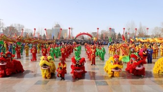 民俗社火慶新春　歡歡喜喜過(guò)大年——嘉峪關(guān)地蹦子、霸王鞭喜迎新春鬧社火