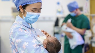 评论员的朋友圈丨产假延长至一年，如何落实？