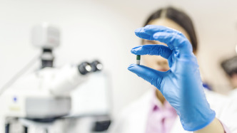 民盟上海市委建議：推動(dòng)商業(yè)健康險(xiǎn)支持創(chuàng)新藥發(fā)展，增設(shè)“滬惠保”升級(jí)版