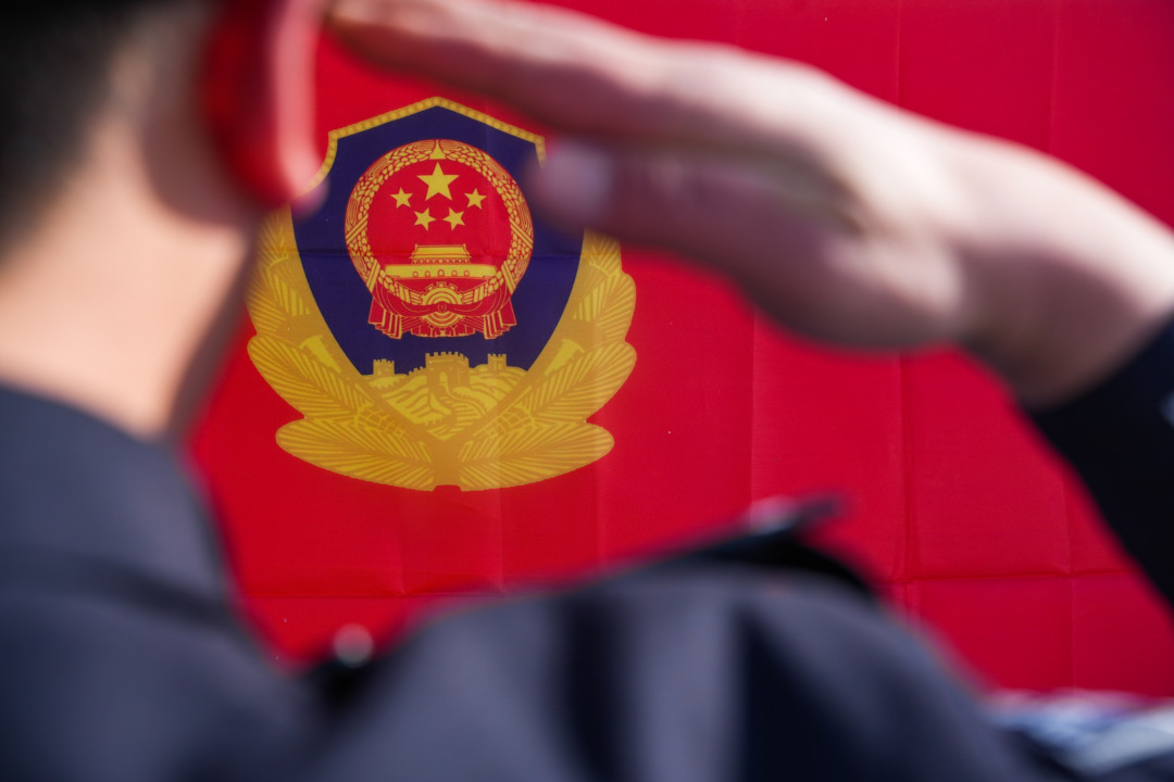 我与警旗合影 定格最美"警"色