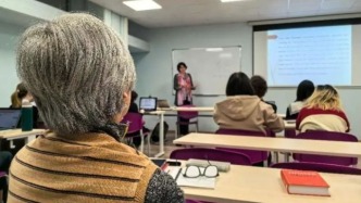 上海56岁阿姨退休后出国留学，网友：鸡娃不如鸡自己