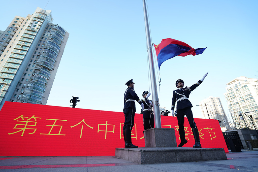 在第五个中国人民警察节，国旗警旗飞越上海黄浦江