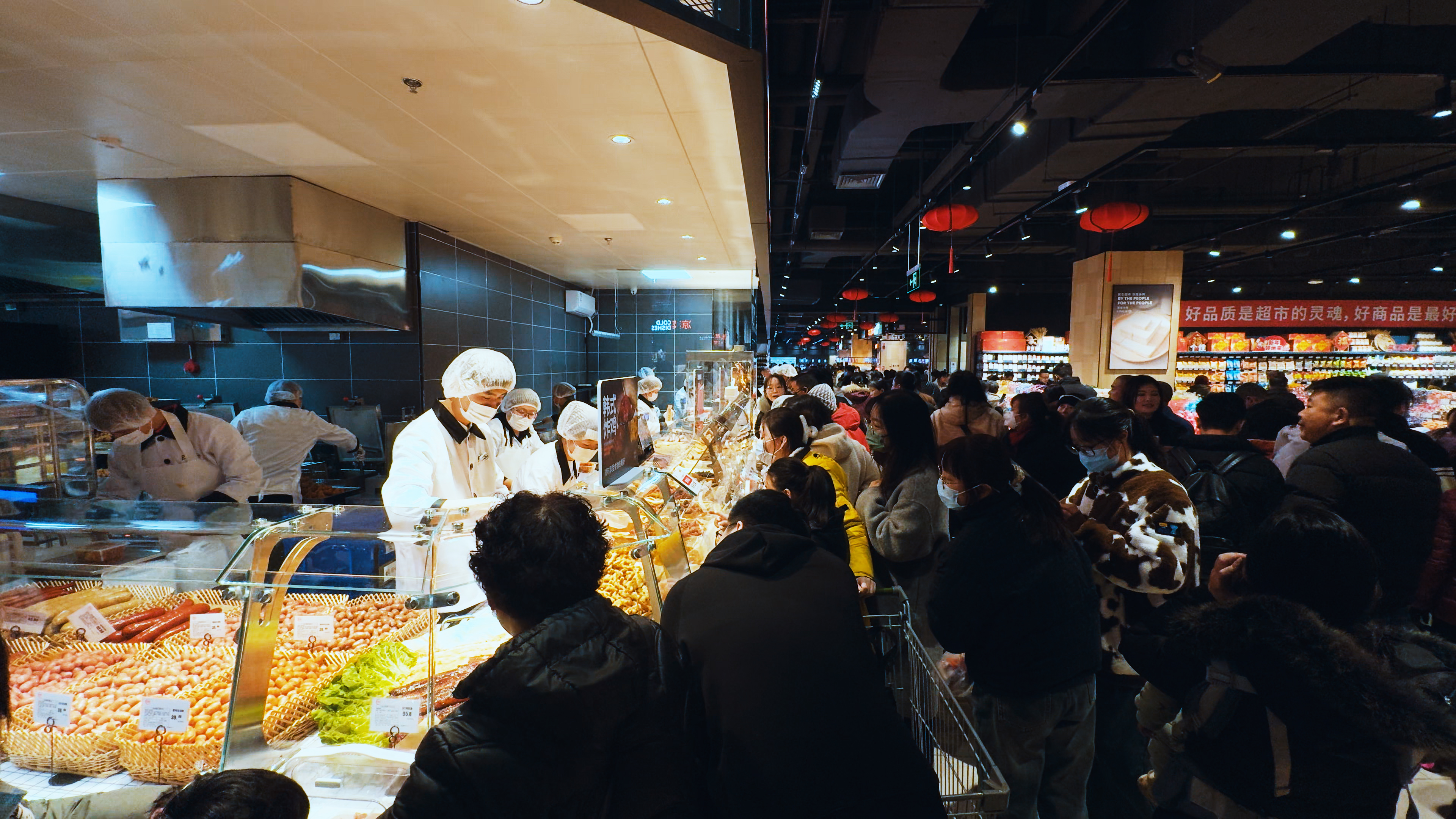 胖东来模式”来到上海，靠什么吸引消费者？